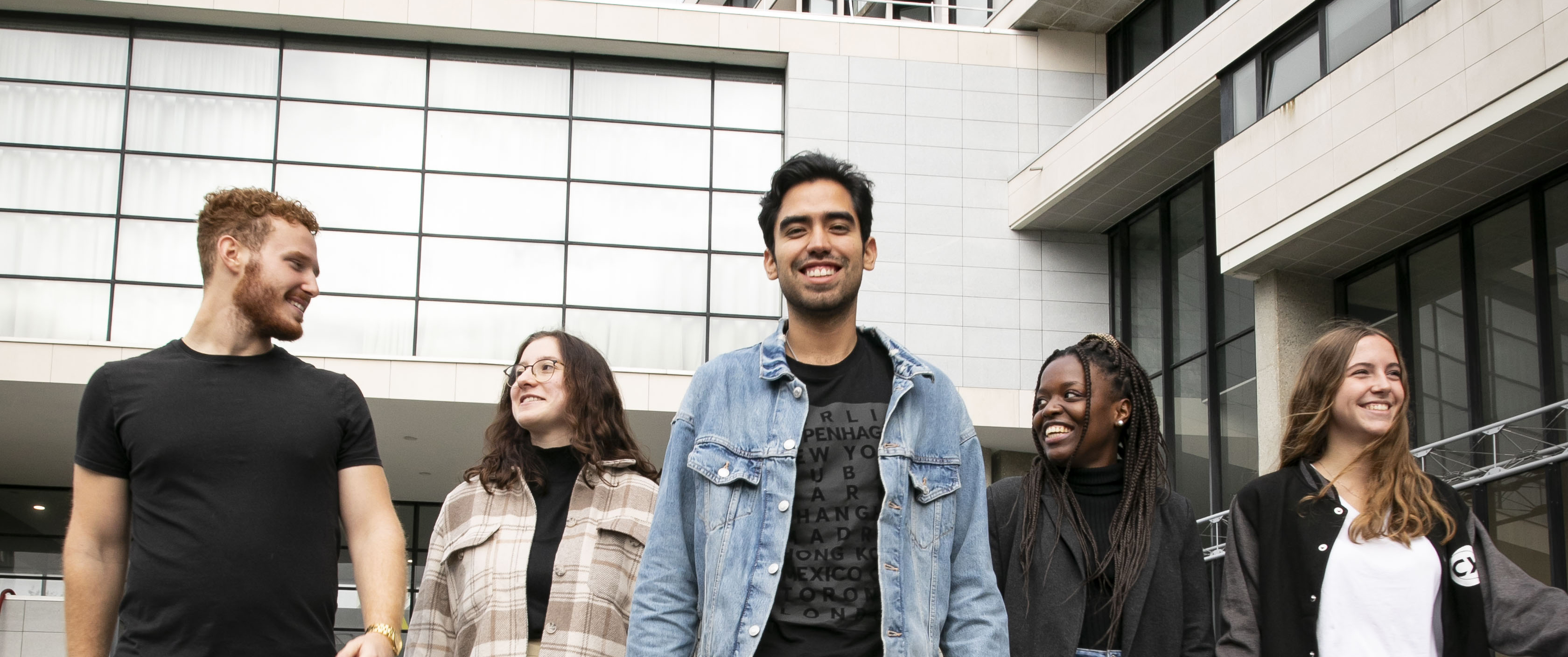 Des étudiants souriant